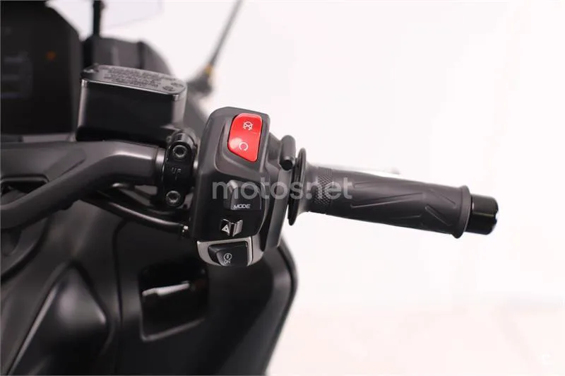 Yamaha TMAX – Vista 8
