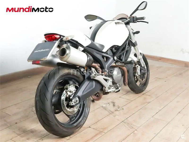 Ducati Monster 696 – Vista 3