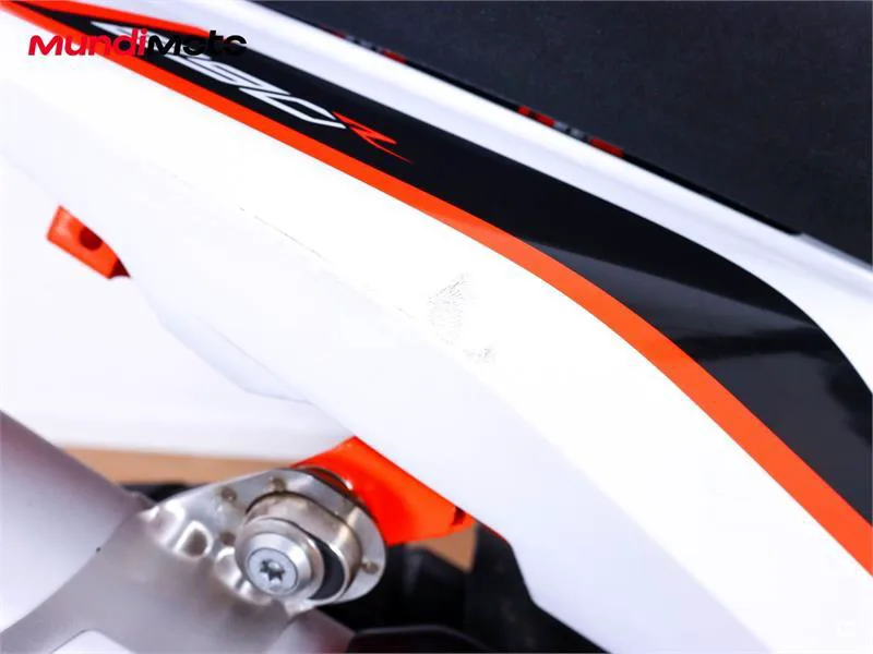 KTM 890 – Vista 15