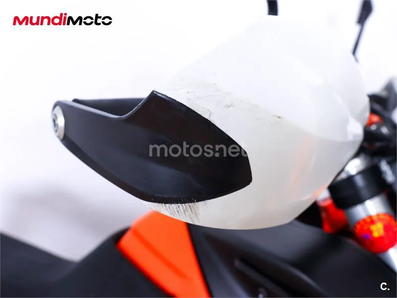 KTM 890 – Vista 16