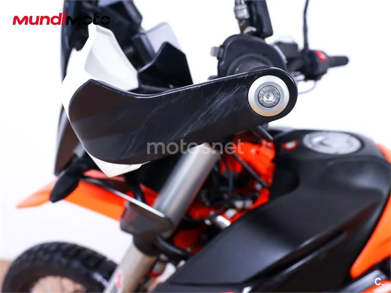 KTM 890 – Vista 17