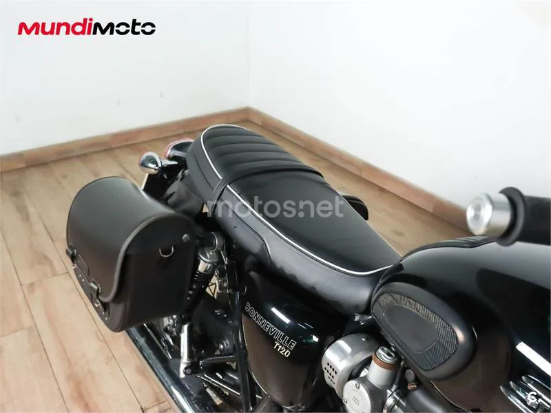 Triumph Bonneville T120 – Vista 25