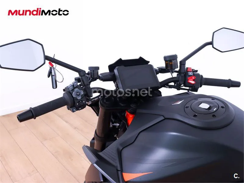 KTM 1390 Super Duke R – Vista 11