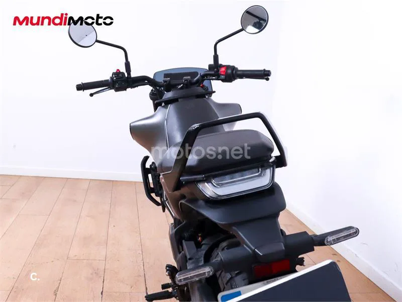 Husqvarna Svartpilen 401 – Vista 10