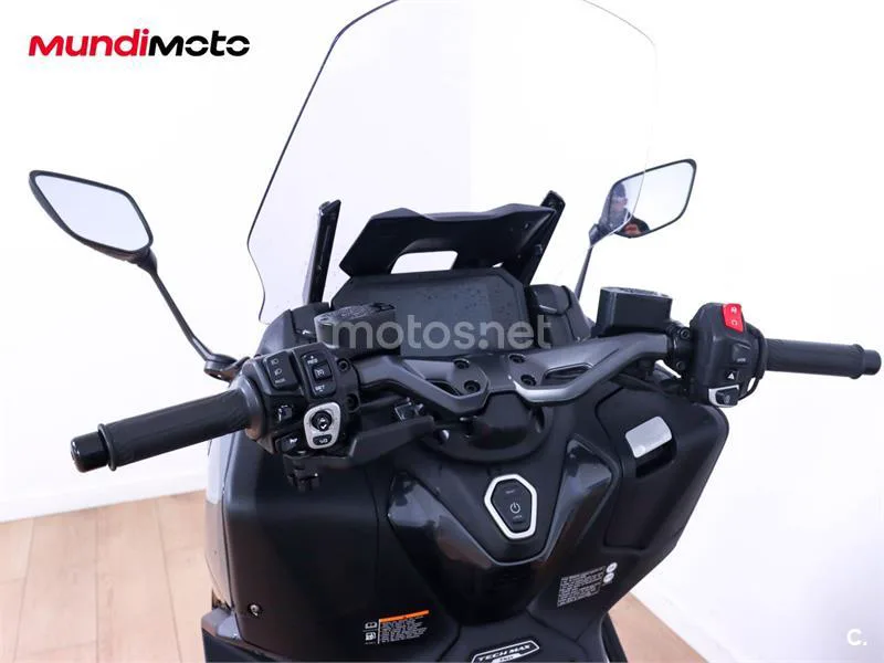 Yamaha TMAX – Vista 11