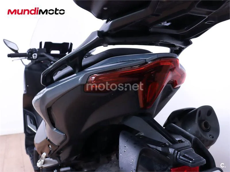 Yamaha TMAX – Vista 9