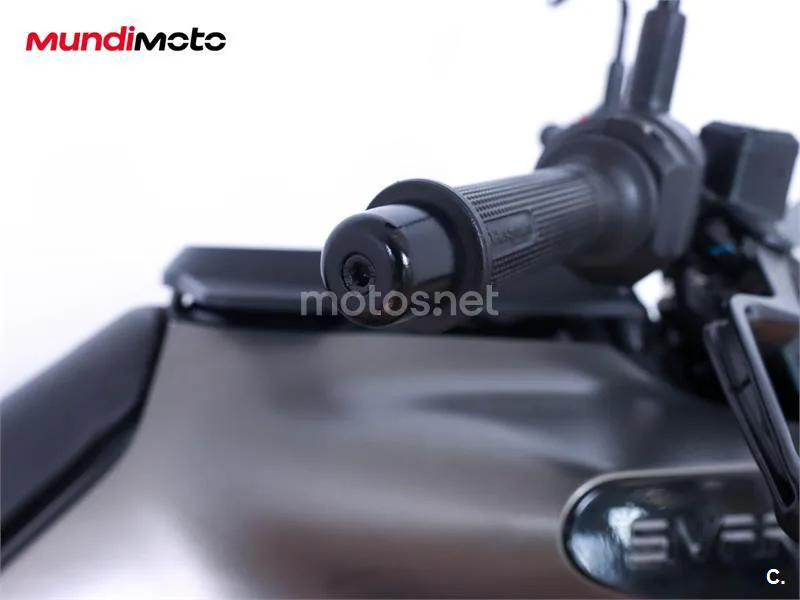 Husqvarna Svartpilen 401 – Vista 13