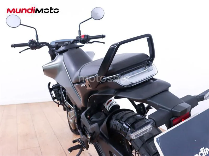 Husqvarna Svartpilen 401 – Vista 9