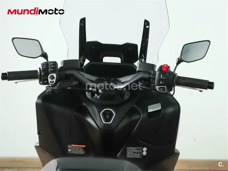 Yamaha TMAX – Vista 11