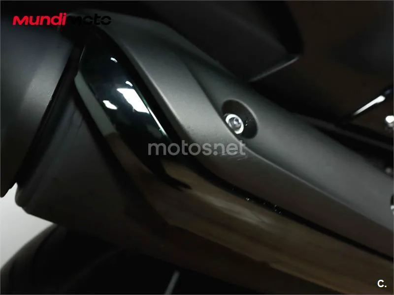 Yamaha TMAX – Vista 15