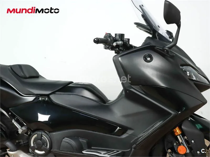 Yamaha TMAX – Vista 16