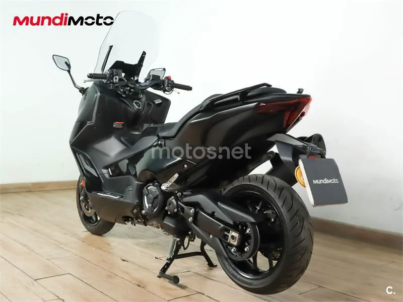 Yamaha TMAX – Vista 8