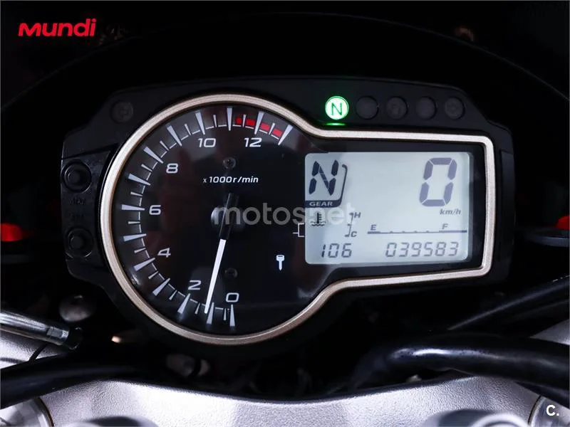 Suzuki GSR 750 – Vista 12