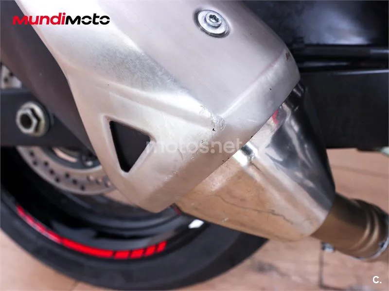 Suzuki GSR 750 – Vista 17