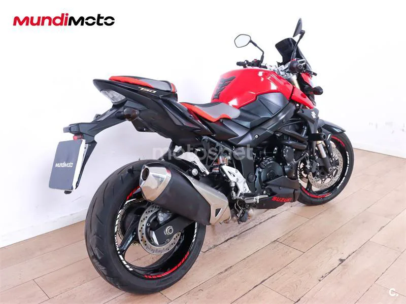 Suzuki GSR 750 – Vista 3