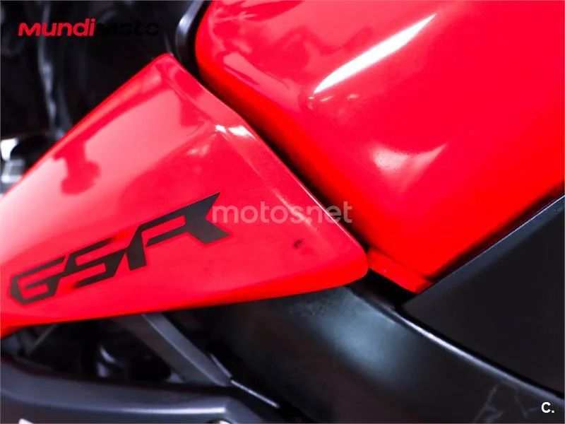 Suzuki GSR 750 – Vista 22