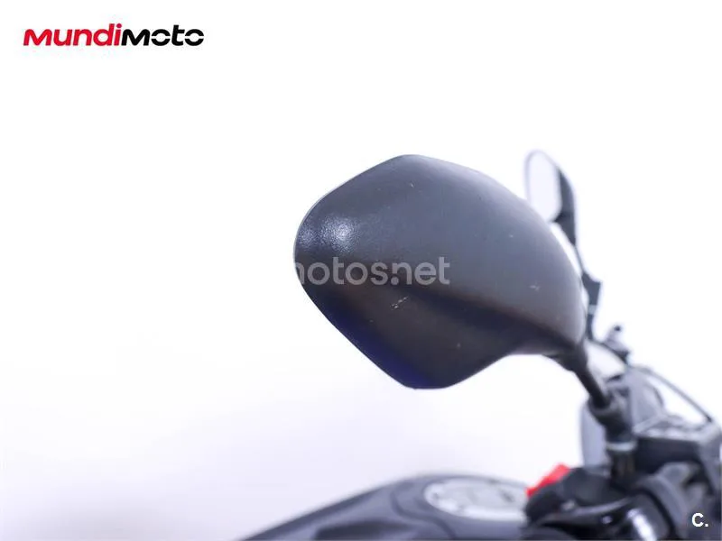 Suzuki GSR 750 – Vista 23