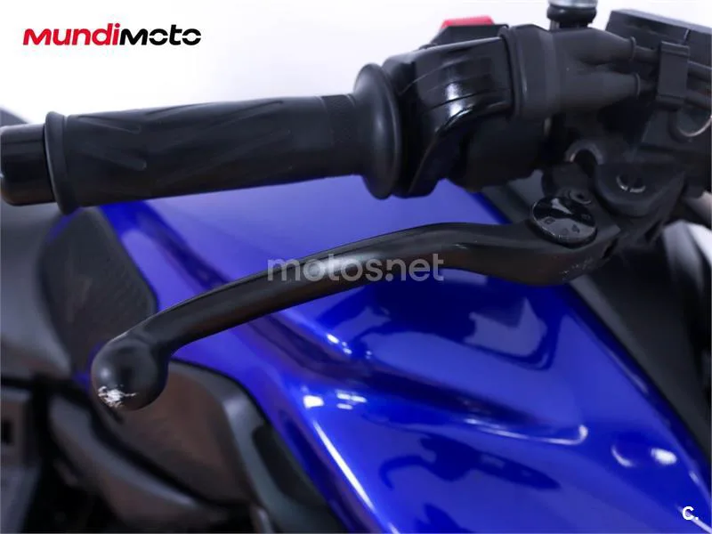 Suzuki GSR 750 – Vista 25