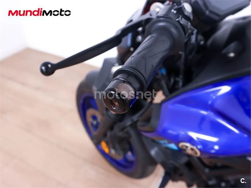 Suzuki GSR 750 – Vista 26