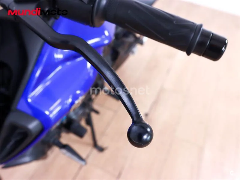 Suzuki GSR 750 – Vista 27