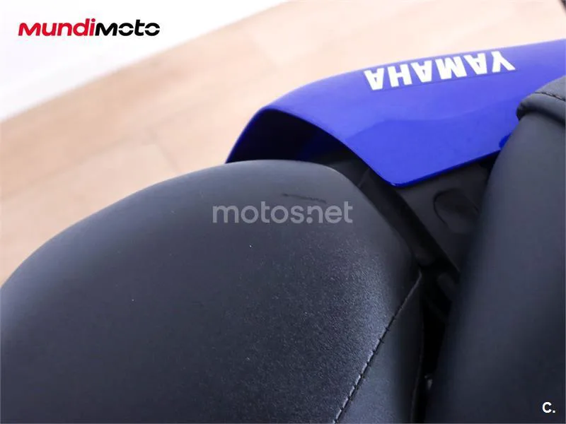 Suzuki GSR 750 – Vista 30