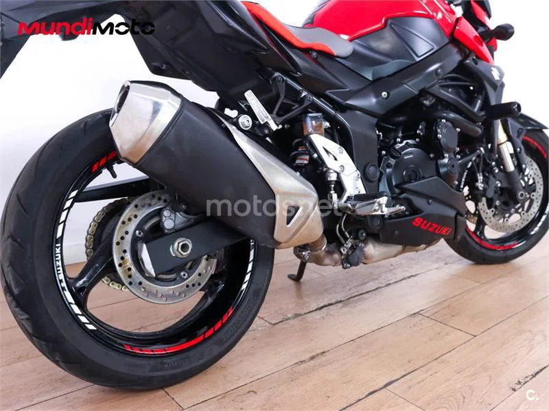 Suzuki GSR 750 – Vista 4