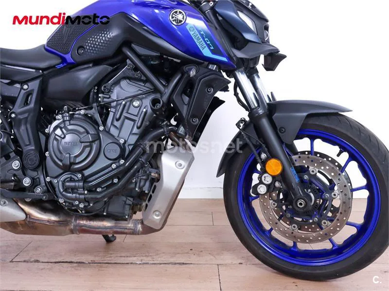 Suzuki GSR 750 – Vista 32