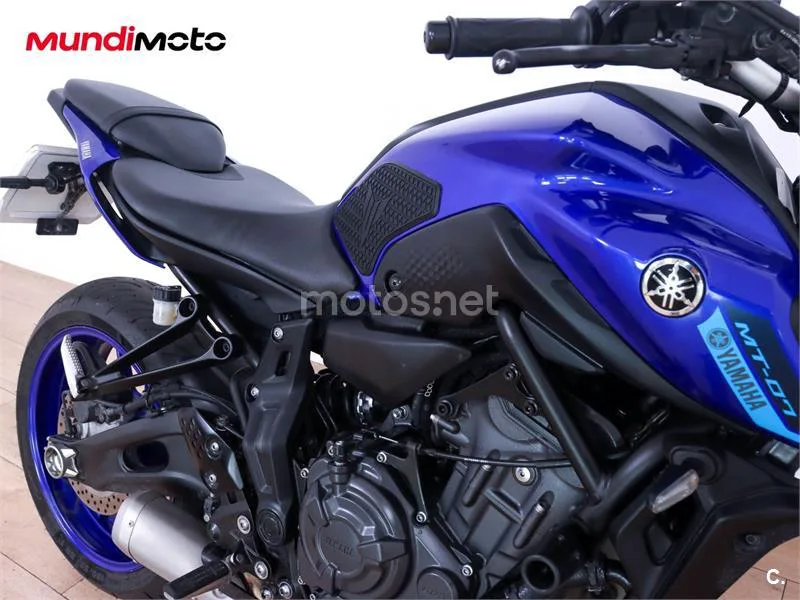 Suzuki GSR 750 – Vista 33