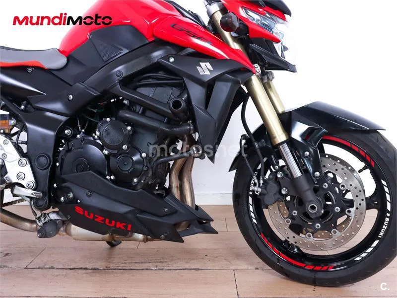 Suzuki GSR 750 – Vista 34