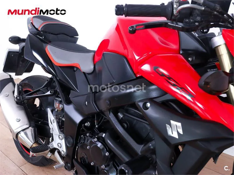 Suzuki GSR 750 – Vista 35