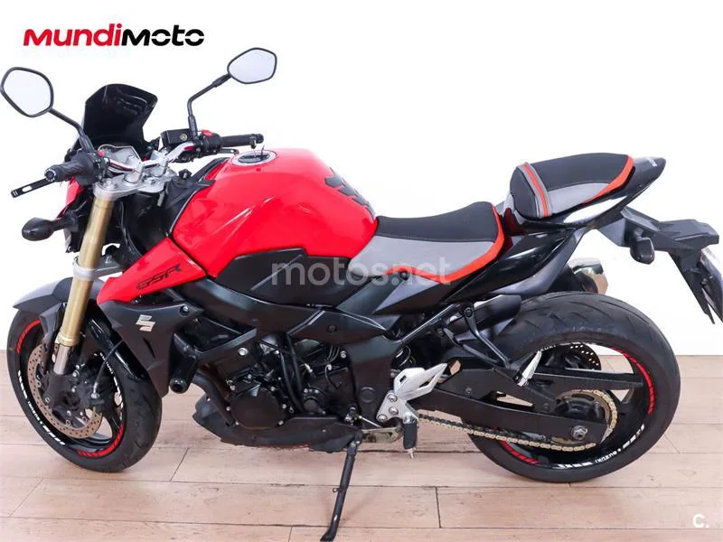 Suzuki GSR 750 – Vista 6