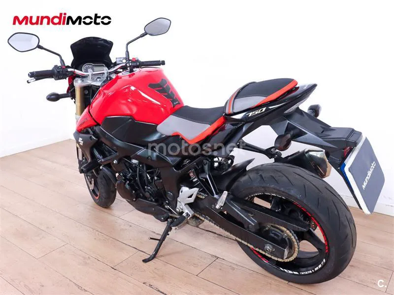 Suzuki GSR 750 – Vista 8