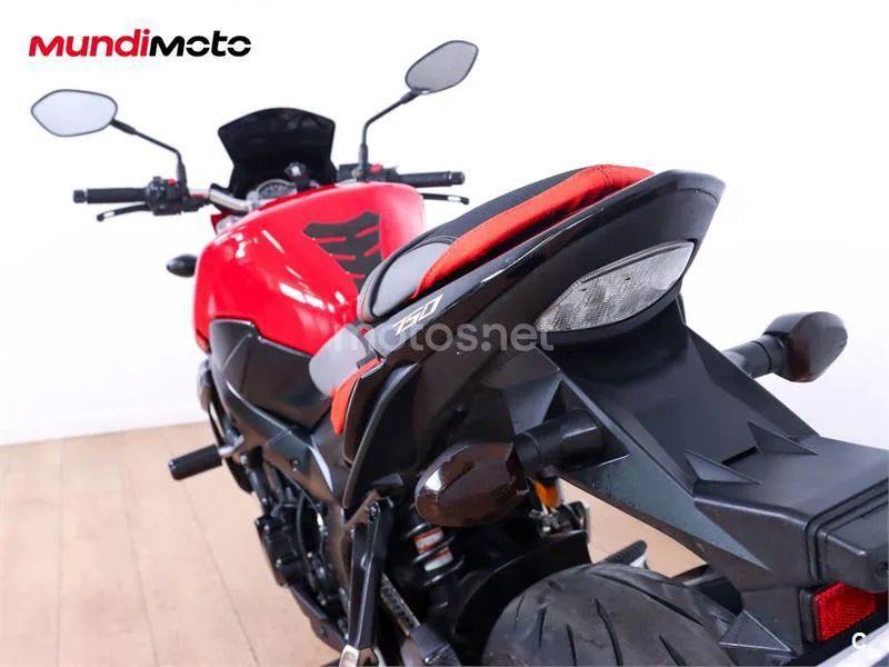Suzuki GSR 750 – Vista 9