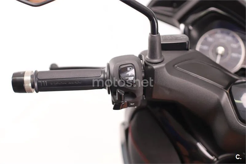 Yamaha XMAX 300 – Vista 7