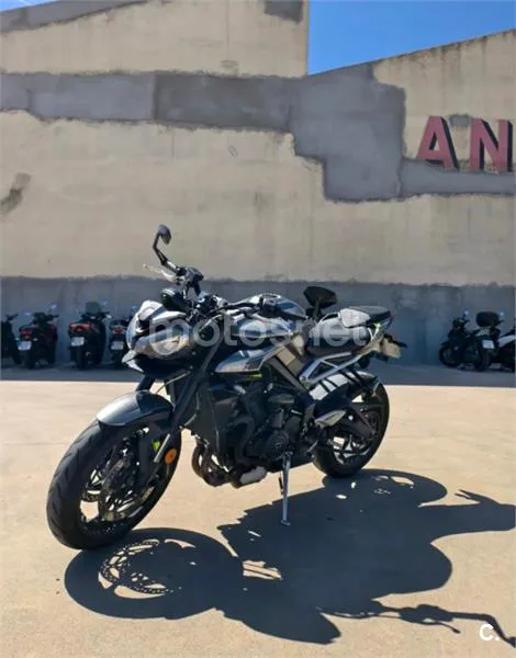 Triumph Street Triple 765 – Vista 3