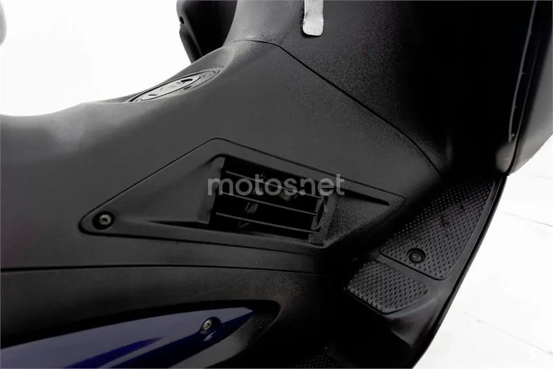 Aprilia SR Max 300 – Vista 8