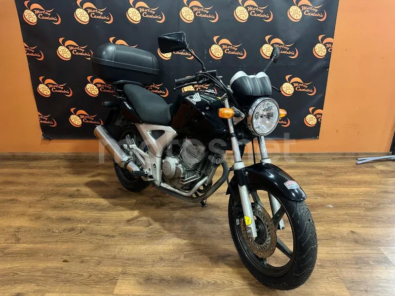 Honda CB250F - Vista 4