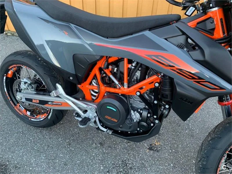 KTM 690 SMC R – Vista 3