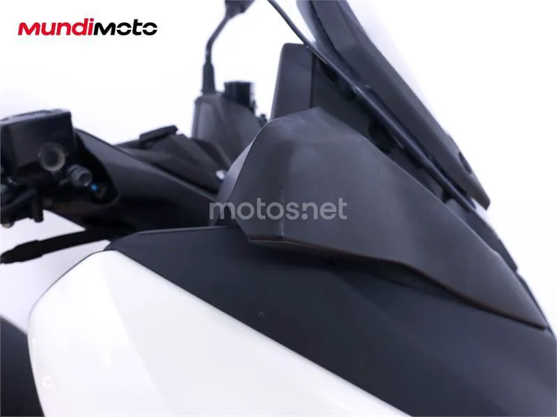 Yamaha XMAX 300 – Vista 16