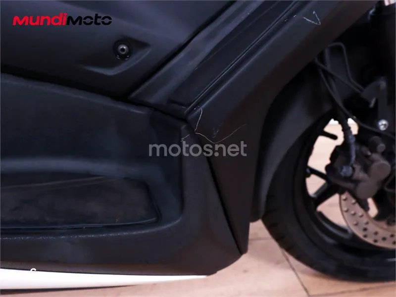 Yamaha XMAX 300 – Vista 32