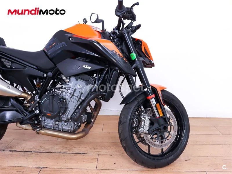 KTM 890 – Vista 14
