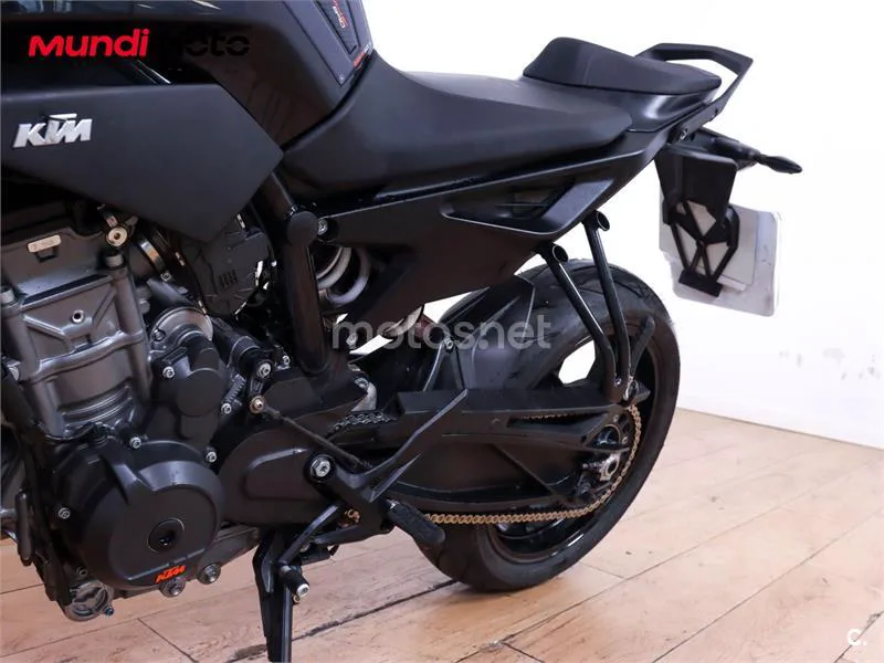 KTM 890 – Vista 10