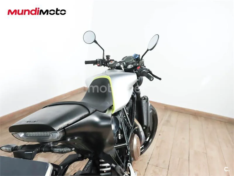 Husqvarna Svartpilen 701 – Vista 4