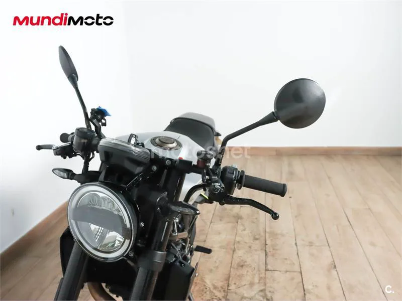 Husqvarna Svartpilen 701 – Vista 10
