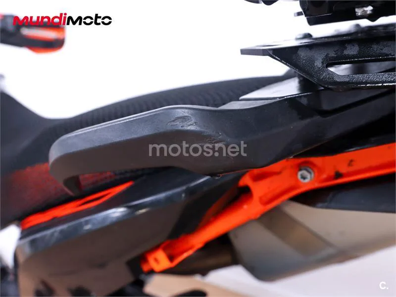 KTM 890 – Vista 15