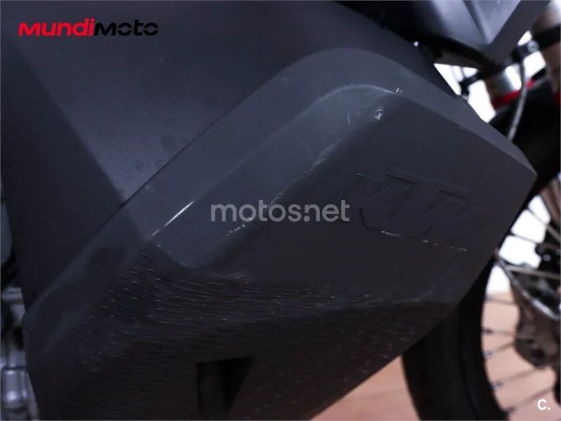 KTM 890 – Vista 20