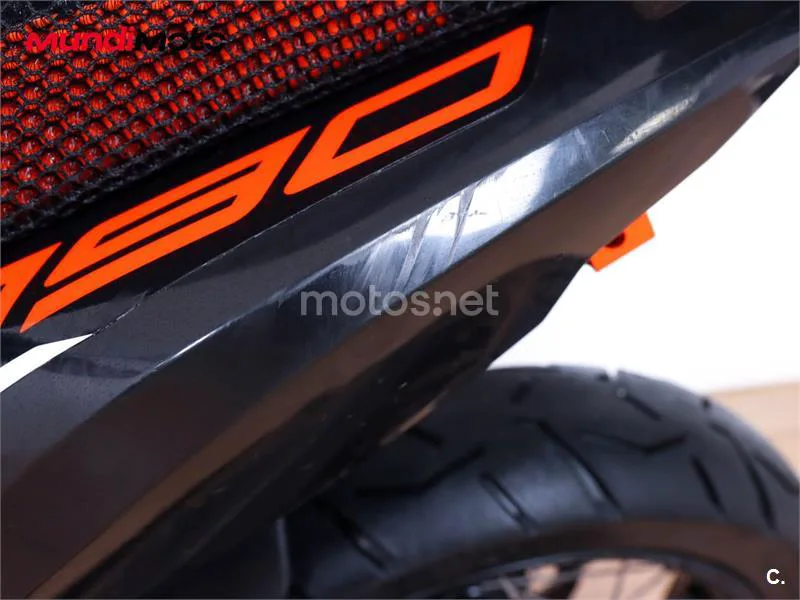 KTM 890 – Vista 23