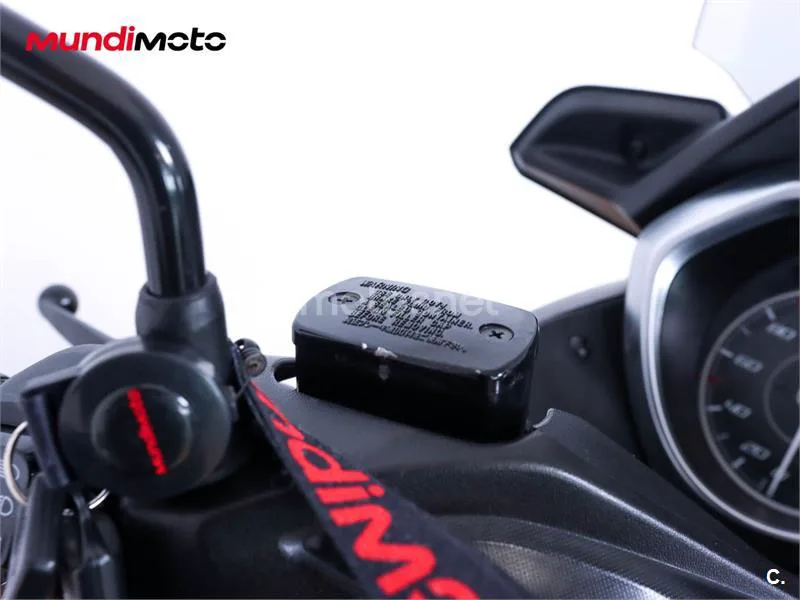 Yamaha XMAX 300 – Vista 18