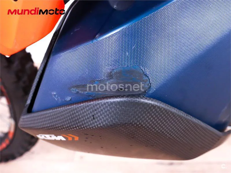 KTM 890 – Vista 16