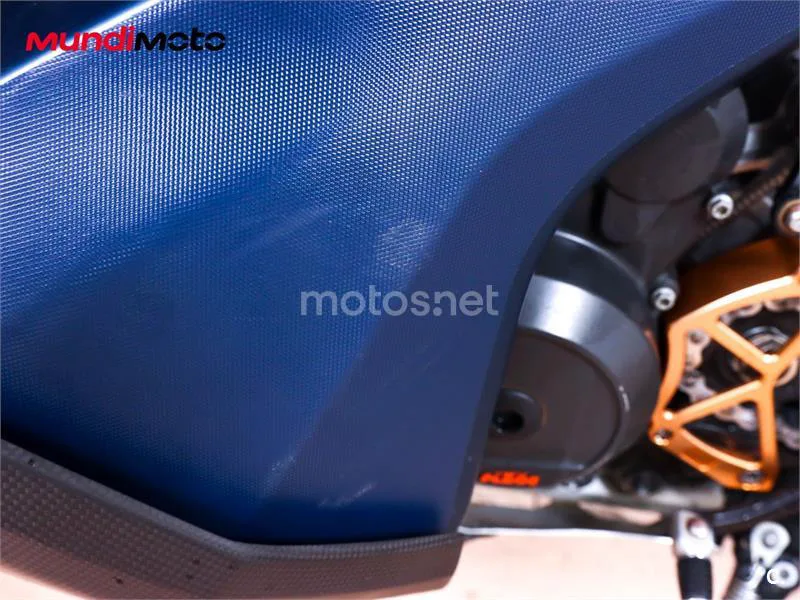 KTM 890 – Vista 17